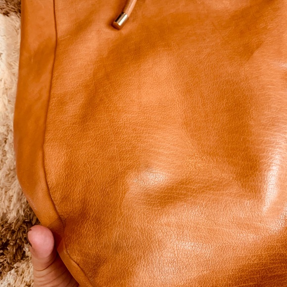 VINCE. Canyon tote with pouch in camel - Picture 3 of 8